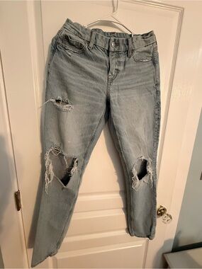 Light Wash Distressed Women’s Jeans
